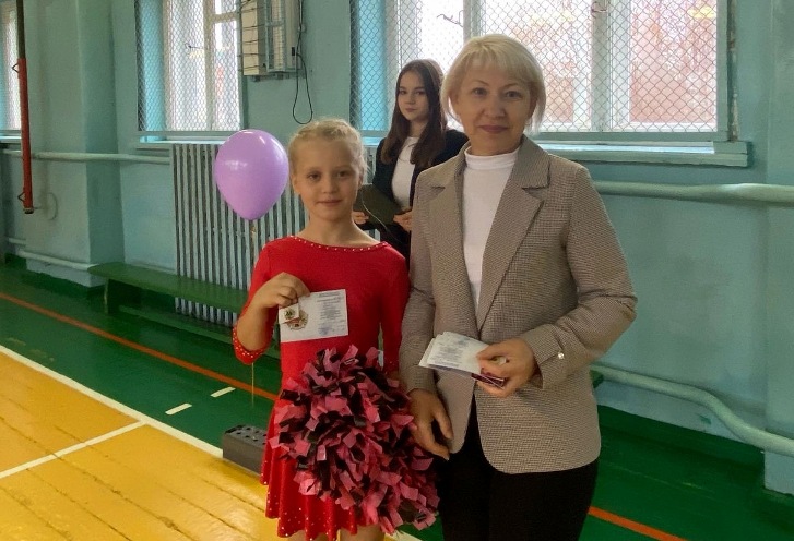30 октября 2024 года Ученицам 4 класса МБОУ Лицей1 вручили золотые значки ГТО..